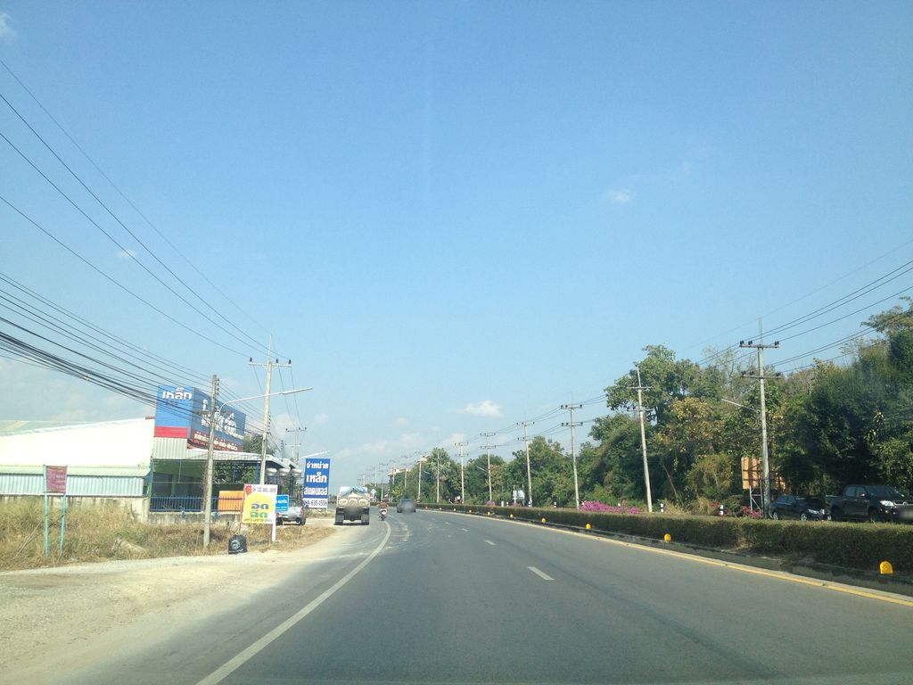 ภาพถนนตรงที่ สุพรรณ์ยานยนต์ ตั้งอยู่ ถ่ายโดย jimwatana พ.ศ. 2558 (2015) · A street-level view of where สุพรรณ์ยานยนต์ · Suphron Yanyon stands, by jimwatana in 2558 (2015)