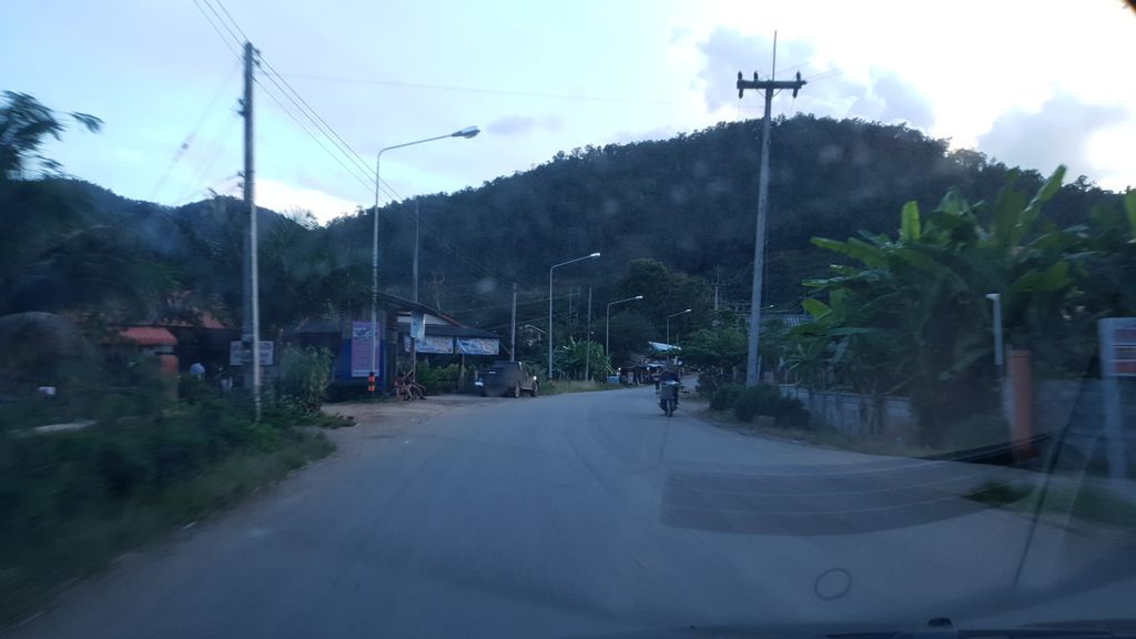 ภาพถนนตรงที่ ภูตะวันการ์เด้นโฮม บ้านนาฮ่อง ตั้งอยู่ ถ่ายโดย silamanee พ.ศ. 2561 (2018) · A street-level view of where ภูตะวันการ์เด้นโฮม บ้านนาฮ่อง · Phutawan Garden Home Ban Nahong stands, by silamanee in 2561 (2018)