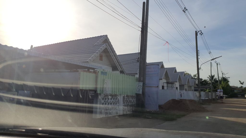 ภาพถนนตรงที่ ORA HOUSE ตั้งอยู่ ถ่ายโดย jrcarlsen พ.ศ. 2565 (2022) · A street-level view of where ORA HOUSE stands, by jrcarlsen in 2565 (2022)