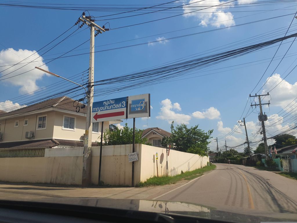 ภาพถนนตรงที่ กาญจน์กนกวิลล์ 3 ตั้งอยู่ ถ่ายโดย jrcarlsen พ.ศ. 2566 (2023) · A street-level view of where กาญจน์กนกวิลล์ 3 · Kan Chakonkwin 3 stands, by jrcarlsen in 2566 (2023)