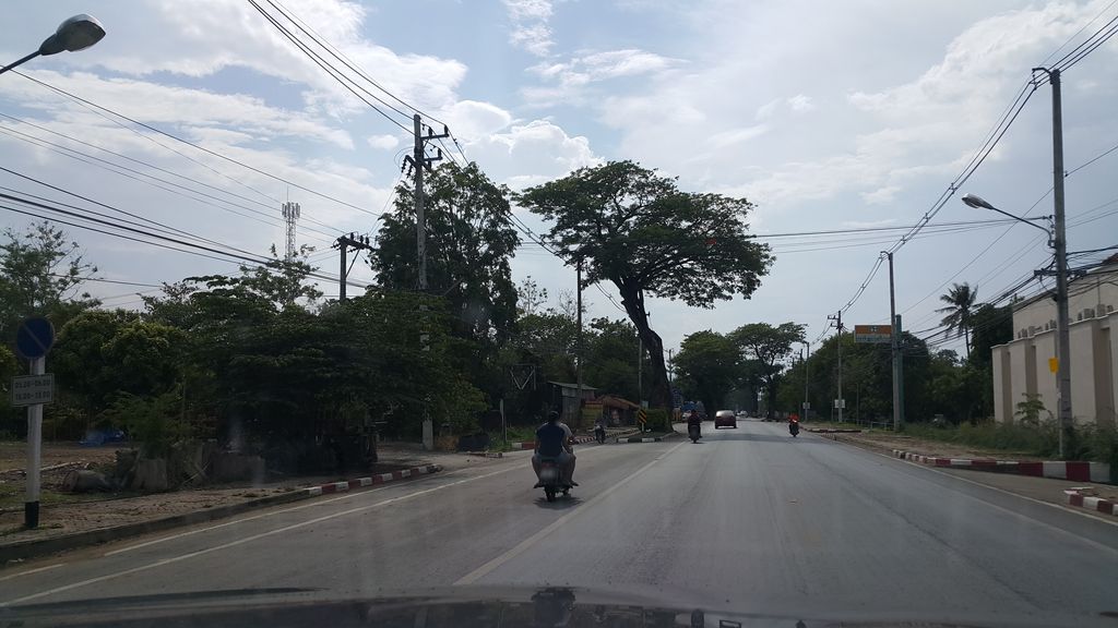 ภาพถนนตรงที่ ใหม่เอี่ยม คาเฟ่ ตั้งอยู่ ถ่ายโดย jrcarlsen พ.ศ. 2559 (2016) · A street-level view of where ใหม่เอี่ยม คาเฟ่ · Maiiam Café stands, by jrcarlsen in 2559 (2016)