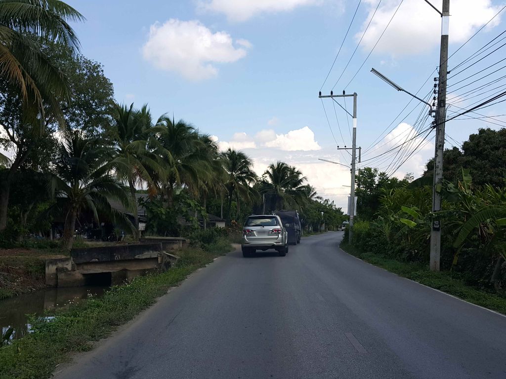 ภาพถนนตรงที่ เพ็ทเซย์ไฮ เพ็ทช็อป ตั้งอยู่ ถ่ายโดย jrcarlsen พ.ศ. 2558 (2015) · A street-level view of where เพ็ทเซย์ไฮ เพ็ทช็อป · Phetsehai Pet Shop stands, by jrcarlsen in 2558 (2015)