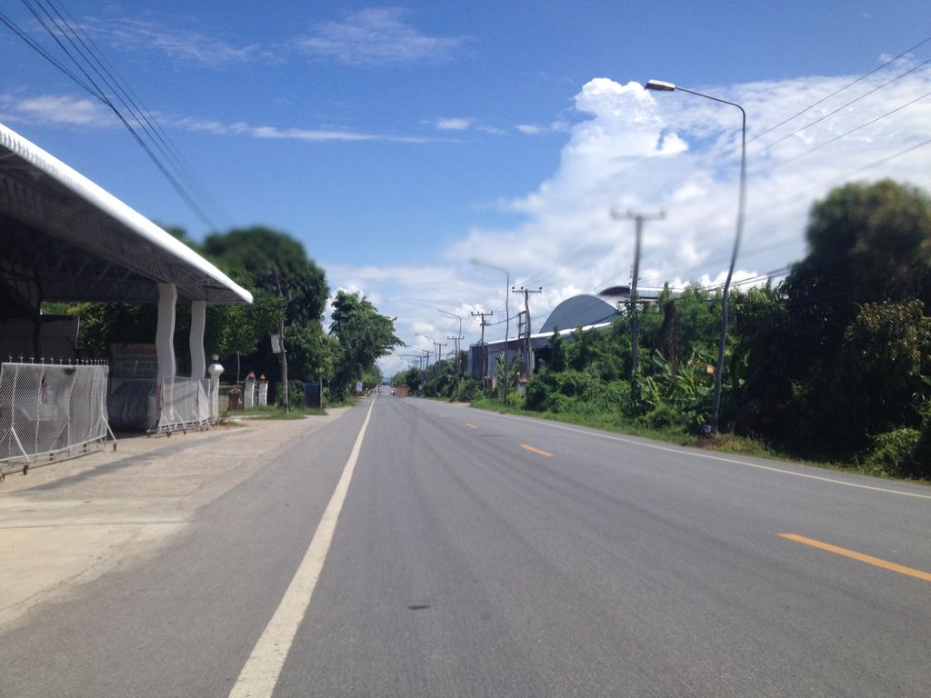 ภาพถนนตรงที่ ร้านมารินเหล้าตอง ตั้งอยู่ ถ่ายโดย jimwatana พ.ศ. 2558 (2015) · A street-level view of where ร้านมารินเหล้าตอง · Ran Ma Rin Laotong stands, by jimwatana in 2558 (2015)