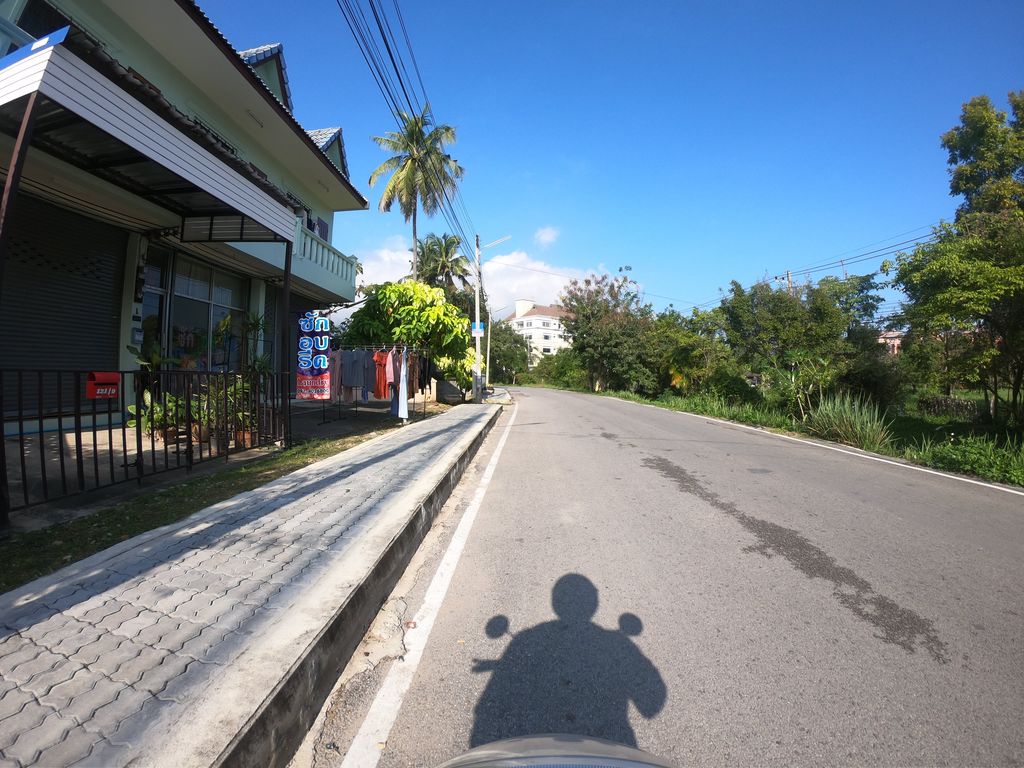 ภาพถนนตรงที่ PIRI project P ตั้งอยู่ ถ่ายโดย chanuwath_grab พ.ศ. 2562 (2019) · A street-level view of where PIRI project P stands, by chanuwath_grab in 2562 (2019)