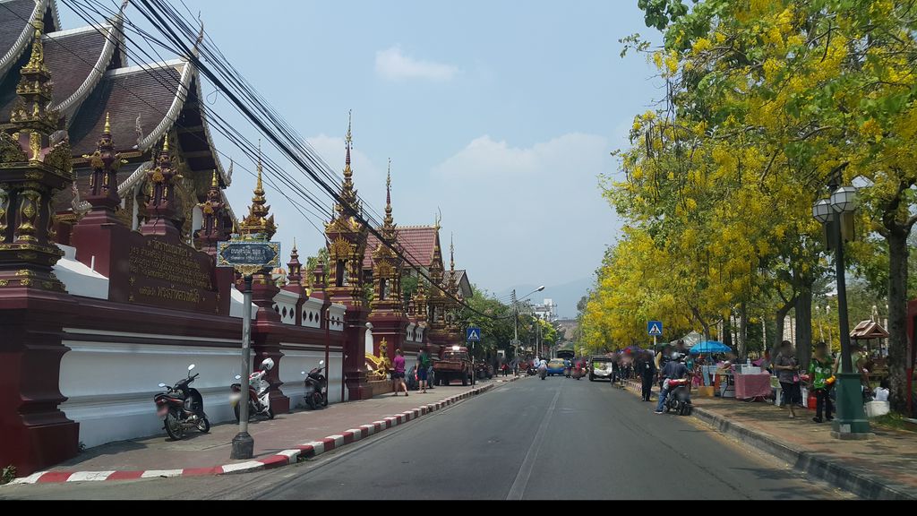 ภาพถนนตรงที่ Shakara garden hostel ตั้งอยู่ ถ่ายโดย jrcarlsen พ.ศ. 2560 (2017) · A street-level view of where Shakara garden hostel stands, by jrcarlsen in 2560 (2017)