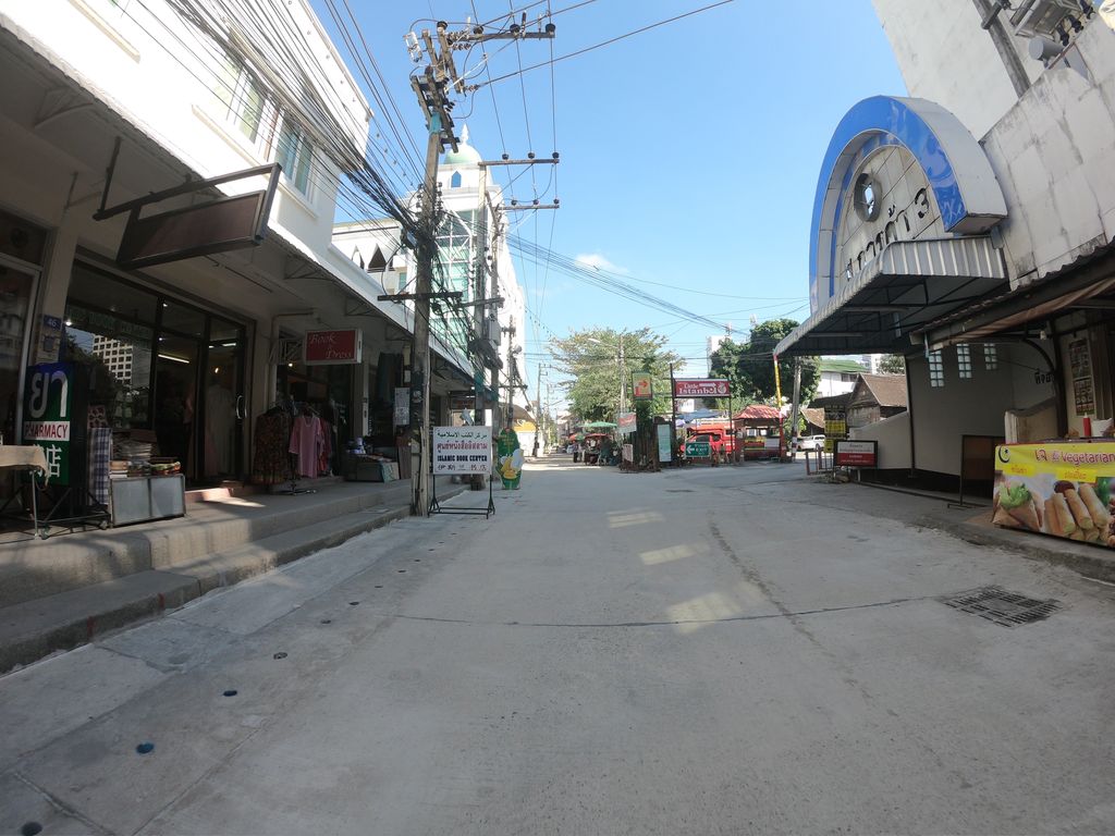 ภาพถนนตรงที่ ศูนย์หนังสืออิสลาม ตั้งอยู่ ถ่ายโดย chanuwath_grab พ.ศ. 2562 (2019) · A street-level view of where ศูนย์หนังสืออิสลาม · Nangsue Islamic Centre stands, by chanuwath_grab in 2562 (2019)