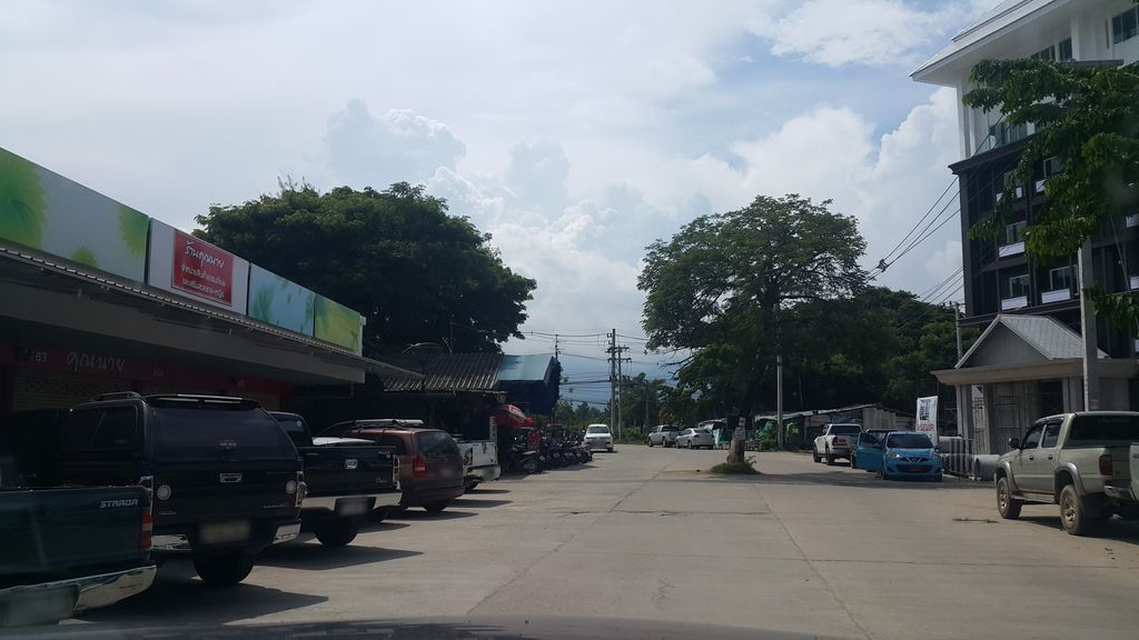 ภาพถนนตรงที่ Mai Muang ตั้งอยู่ ถ่ายโดย jrcarlsen พ.ศ. 2559 (2016) · A street-level view of where Mai Muang stands, by jrcarlsen in 2559 (2016)