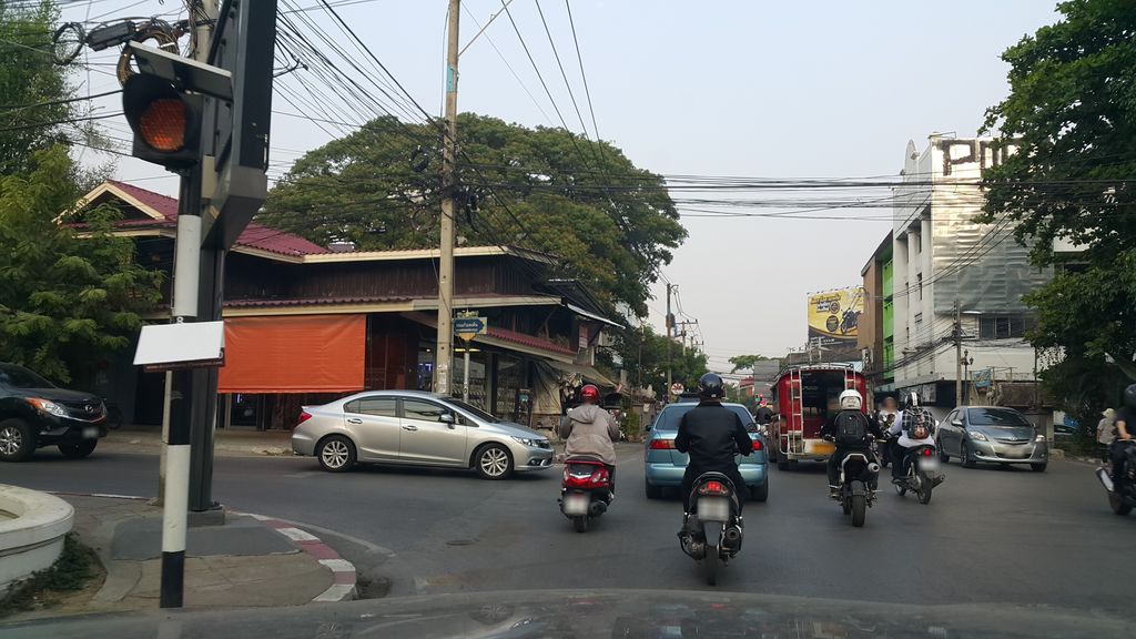 ภาพถนนตรงที่ Super Wash ตั้งอยู่ ถ่ายโดย jrcarlsen พ.ศ. 2560 (2017) · A street-level view of where Super Wash stands, by jrcarlsen in 2560 (2017)