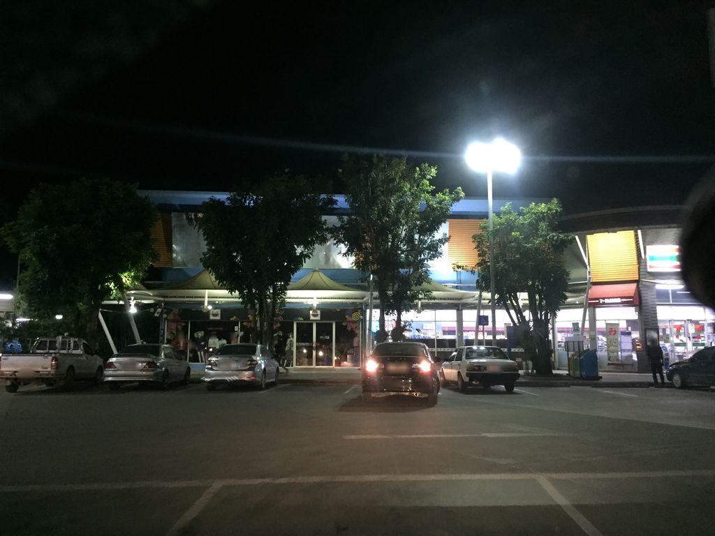 ภาพถนนตรงที่ ภูสรวงเพลส เซอร์วิสอพาร์ตเม้นท์ ตั้งอยู่ ถ่ายโดย kyoko พ.ศ. 2561 (2018) · A street-level view of where ภูสรวงเพลส เซอร์วิสอพาร์ตเม้นท์ · Phusuangphlet Service Aphatmen stands, by kyoko in 2561 (2018)