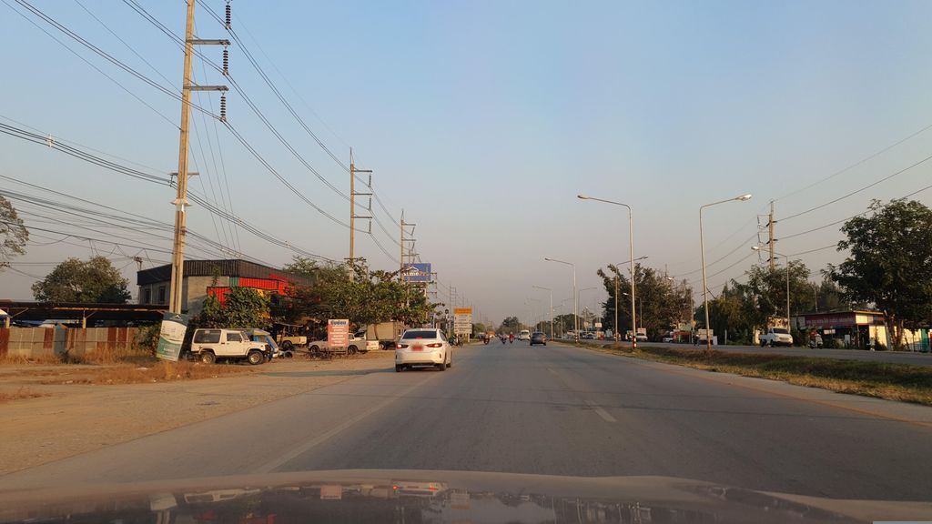 ภาพถนนตรงที่ ลองชา กาแฟสด - สันทราย ตั้งอยู่ ถ่ายโดย jrcarlsen พ.ศ. 2566 (2023) · A street-level view of where ลองชา กาแฟสด - สันทราย · Longcha Kafaetda - San Sai stands, by jrcarlsen in 2566 (2023)