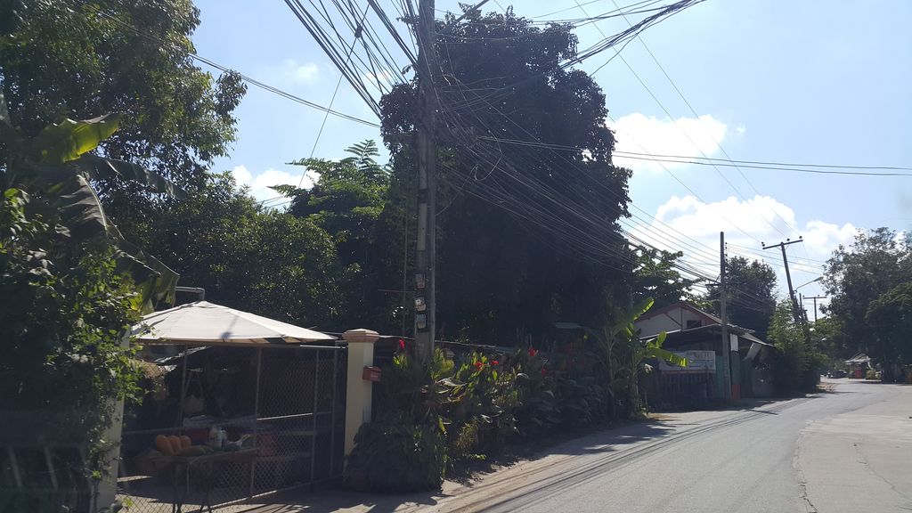 ภาพถนนตรงที่ อู่ทวีพันธ์การช่าง ตั้งอยู่ ถ่ายโดย jrcarlsen พ.ศ. 2559 (2016) · A street-level view of where อู่ทวีพันธ์การช่าง · U Thawi Phan Kanchang stands, by jrcarlsen in 2559 (2016)