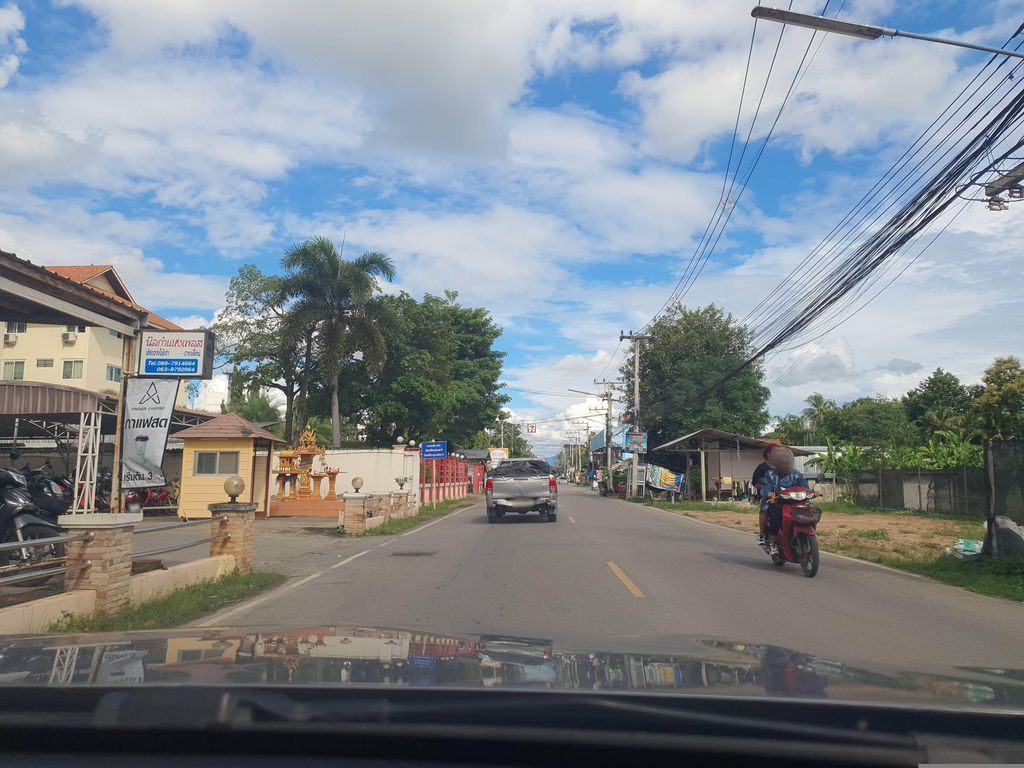 ภาพถนนตรงที่ นิลกำแหงเพลส ตั้งอยู่ ถ่ายโดย jrcarlsen พ.ศ. 2566 (2023) · A street-level view of where นิลกำแหงเพลส · Ninkamngaephlet stands, by jrcarlsen in 2566 (2023)