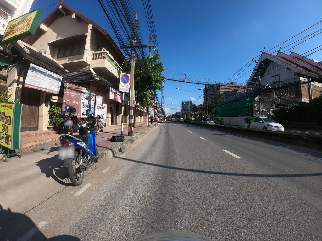 ภาพถนนตรงที่ Jida Place Laundry & Luggage storage ตั้งอยู่ ถ่ายโดย chanuwath_grab พ.ศ. 2562 (2019) · A street-level view of where Jida Place Laundry & Luggage storage stands, by chanuwath_grab in 2562 (2019)