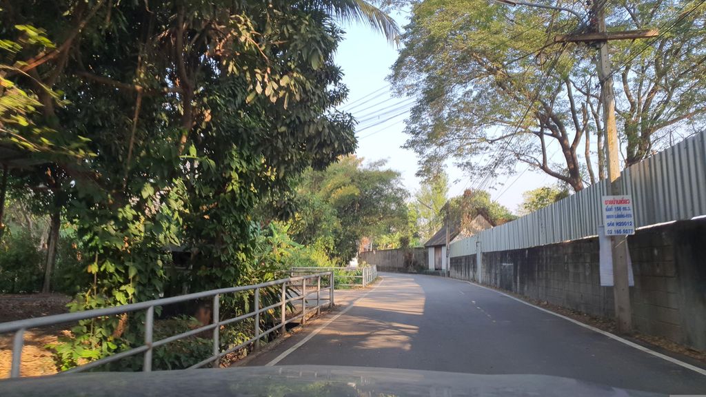 ภาพถนนตรงที่ อ๋อคาเฟ่ ตั้งอยู่ ถ่ายโดย jrcarlsen พ.ศ. 2566 (2023) · A street-level view of where อ๋อคาเฟ่ · Okhafe stands, by jrcarlsen in 2566 (2023)