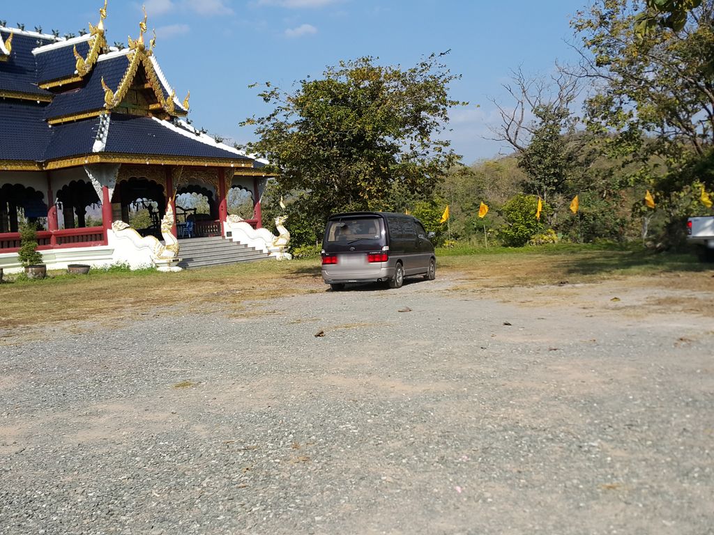 ภาพถนนตรงที่ วัดดอยโพธิญาณ ตั้งอยู่ ถ่ายโดย jrcarlsen พ.ศ. 2558 (2015) · A street-level view of where วัดดอยโพธิญาณ · Wat Doi Phothiyan stands, by jrcarlsen in 2558 (2015)