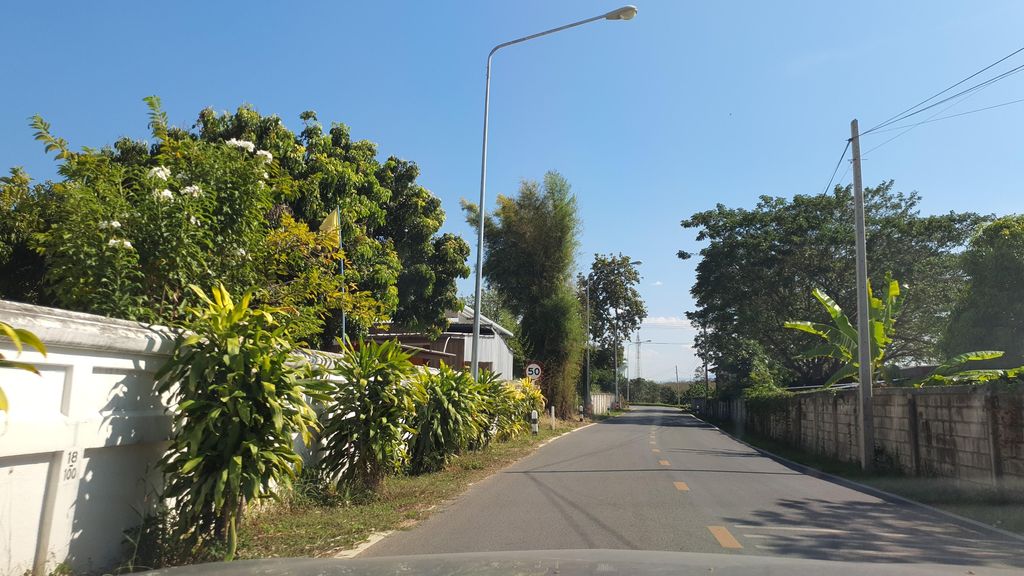 ภาพถนนตรงที่ วัดหนองเหียง ตั้งอยู่ ถ่ายโดย jrcarlsen พ.ศ. 2565 (2022) · A street-level view of where วัดหนองเหียง · Wat Nong Hiang stands, by jrcarlsen in 2565 (2022)