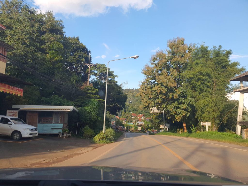 ภาพถนนตรงที่ ทางหลวงจังหวัดหมายเลข 1096 Provincial Highway 1096 ตั้งอยู่ ถ่ายโดย jrcarlsen พ.ศ. 2566 (2023) · A street-level view of where ทางหลวงจังหวัดหมายเลข 1096 Provincial Highway 1096 stands, by jrcarlsen in 2566 (2023)