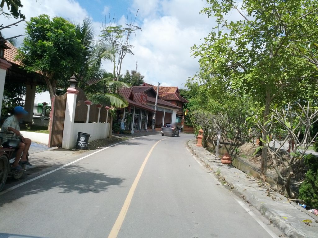 ภาพถนนตรงที่ บ้านทิพย์มณี แหล่งเรียนรู้ไม้แกะสลัก ตั้งอยู่ ถ่ายโดย jrcarlsen พ.ศ. 2557 (2014) · A street-level view of where บ้านทิพย์มณี แหล่งเรียนรู้ไม้แกะสลัก · Ban Thipmani Laeng Rianru Maikaesalak stands, by jrcarlsen in 2557 (2014)