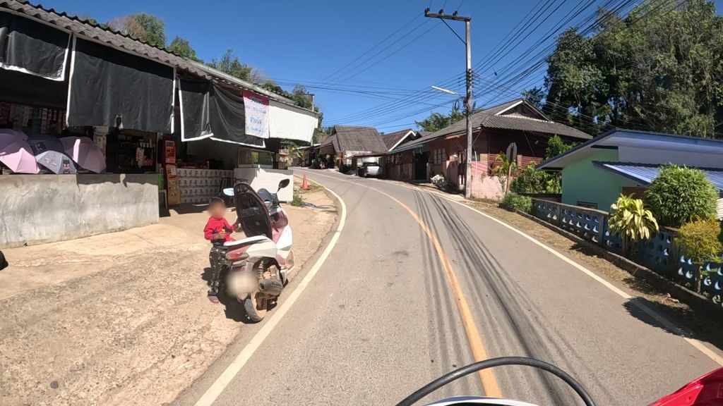 ภาพถนนตรงที่ โรงเรียนป่าแป๋วิทยา ตั้งอยู่ ถ่ายโดย julcnx พ.ศ. 2567 (2024) · A street-level view of where โรงเรียนป่าแป๋วิทยา · Papaeothaya School stands, by julcnx in 2567 (2024)