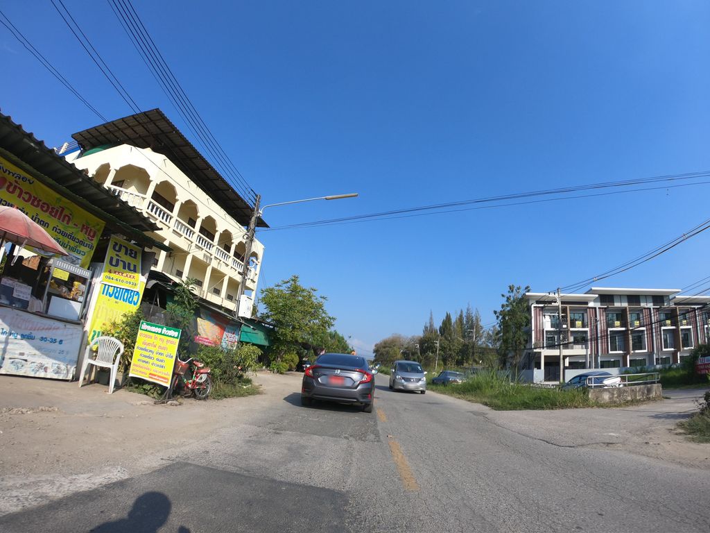 ภาพถนนตรงที่ ข้าวซอย น้องพลอย ตั้งอยู่ ถ่ายโดย chanuwath_grab พ.ศ. 2562 (2019) · A street-level view of where ข้าวซอย น้องพลอย · Khao Soi Nongphaloi stands, by chanuwath_grab in 2562 (2019)