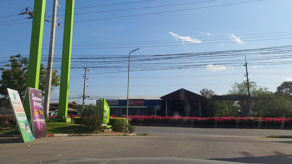 ภาพถนนตรงที่ ปั๊มบางจาก แยกท่าลี่ ตั้งอยู่ ถ่ายโดย jrcarlsen พ.ศ. 2565 (2022) · A street-level view of where ปั๊มบางจาก แยกท่าลี่ · Bangchak Yaekthali Filling station stands, by jrcarlsen in 2565 (2022)