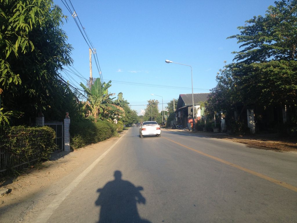 ภาพถนนตรงที่ ร้านส้มตำป้าเกศ ตั้งอยู่ ถ่ายโดย jimwatana พ.ศ. 2558 (2015) · A street-level view of where ร้านส้มตำป้าเกศ · Ran Som Tam Pa Ket stands, by jimwatana in 2558 (2015)
