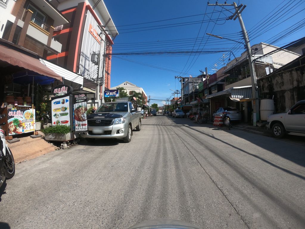 ภาพถนนตรงที่ ข้าวซอยคุณอ้น (Khao Soi Khun Own) ตั้งอยู่ ถ่ายโดย chanuwath_grab พ.ศ. 2562 (2019) · A street-level view of where ข้าวซอยคุณอ้น (Khao Soi Khun Own) stands, by chanuwath_grab in 2562 (2019)