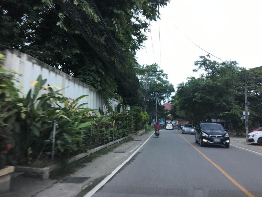 ภาพถนนตรงที่ บ้านไม้ทะเลเผา ซอยLcc ตั้งอยู่ ถ่ายโดย wapriz พ.ศ. 2561 (2018) · A street-level view of where บ้านไม้ทะเลเผา ซอยLcc stands, by wapriz in 2561 (2018)