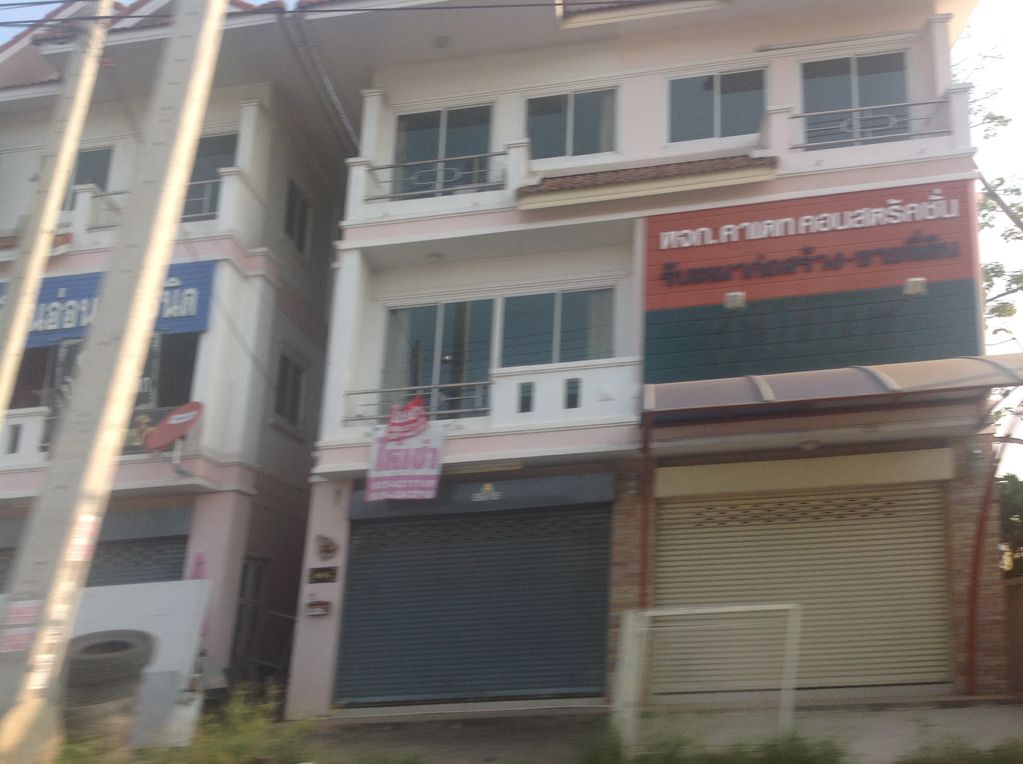 ภาพถนนตรงที่ น้ำดื่ม เฟรชดริ้ง รับผลิตน้ำดื่มในแบรนด์ของลูกค้า ตั้งอยู่ ถ่ายโดย jimwatana พ.ศ. 2558 (2015) · A street-level view of where น้ำดื่ม เฟรชดริ้ง รับผลิตน้ำดื่มในแบรนด์ของลูกค้า · Nam Duem Fresh Dring Rapphlit Nam Duem Nai Brand Khong Lukkha stands, by jimwatana in 2558 (2015)