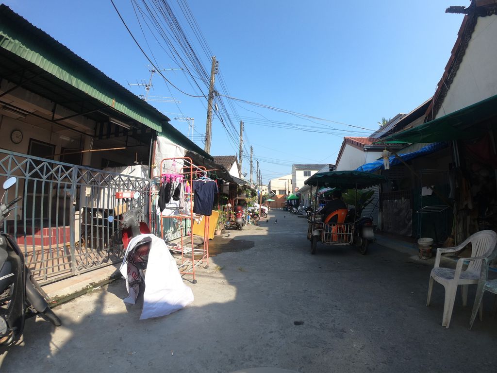 ภาพถนนตรงที่ ดอยอินทนนน์ ตั้งอยู่ ถ่ายโดย chanuwath_grab พ.ศ. 2562 (2019) · A street-level view of where ดอยอินทนนน์ · Doi In Thanon stands, by chanuwath_grab in 2562 (2019)