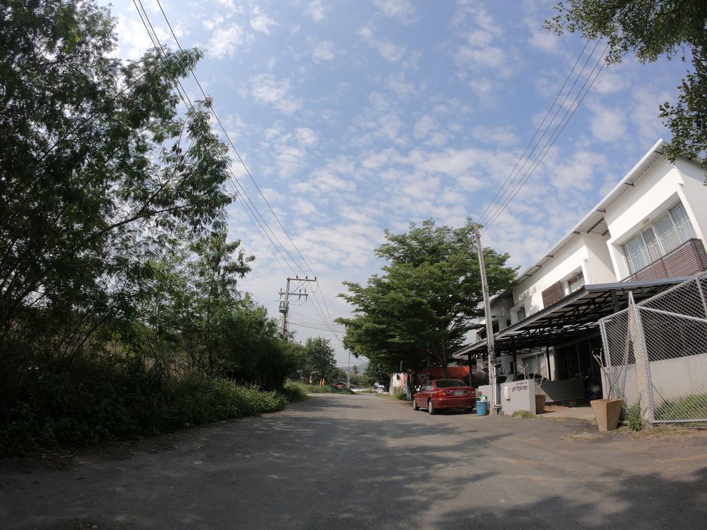 ภาพถนนตรงที่ Le Nant Salon ตั้งอยู่ ถ่ายโดย chanuwath_grab พ.ศ. 2562 (2019) · A street-level view of where Le Nant Salon stands, by chanuwath_grab in 2562 (2019)