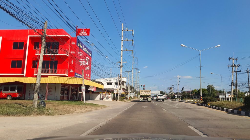 ภาพถนนตรงที่ นิ่มซี่เส็งขนส่ง ตั้งอยู่ ถ่ายโดย jrcarlsen พ.ศ. 2565 (2022) · A street-level view of where นิ่มซี่เส็งขนส่ง · Nimsiseng Khanasong stands, by jrcarlsen in 2565 (2022)