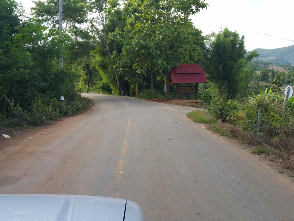 ภาพถนนตรงที่ โรงเรียนบ้านห้วยริน ตั้งอยู่ ถ่ายโดย jrcarlsen พ.ศ. 2558 (2015) · A street-level view of where โรงเรียนบ้านห้วยริน · Ban Huai Rin School stands, by jrcarlsen in 2558 (2015)