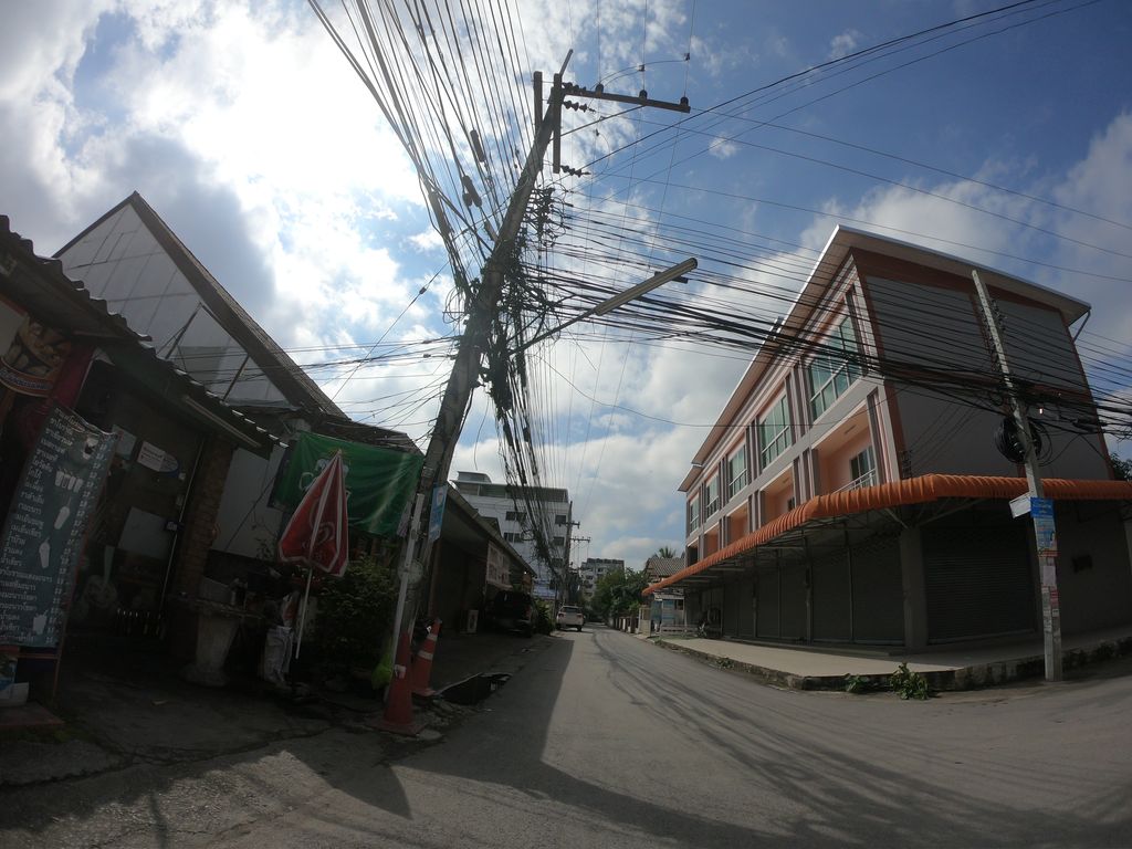ภาพถนนตรงที่ หมูทอด&เบอร์เกอร์ ตั้งอยู่ ถ่ายโดย chanuwath_grab พ.ศ. 2562 (2019) · A street-level view of where หมูทอด&เบอร์เกอร์ · Mutot&Burger stands, by chanuwath_grab in 2562 (2019)