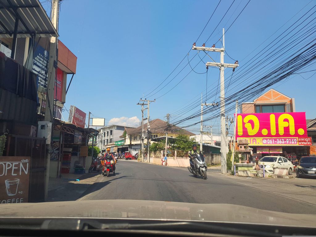 ภาพถนนตรงที่ โรงเรียนการนวดไทยหางดง ตั้งอยู่ ถ่ายโดย jrcarlsen พ.ศ. 2566 (2023) · A street-level view of where โรงเรียนการนวดไทยหางดง · Kan Nuatthai Hang Dong School stands, by jrcarlsen in 2566 (2023)