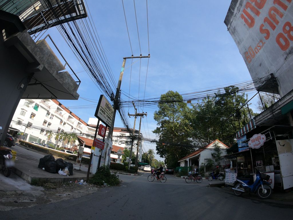 ภาพถนนตรงที่ ร้านต้นข้าวปลาเผา ตั้งอยู่ ถ่ายโดย chanuwath_grab พ.ศ. 2562 (2019) · A street-level view of where ร้านต้นข้าวปลาเผา · Ran Ton Khao Plaphao stands, by chanuwath_grab in 2562 (2019)
