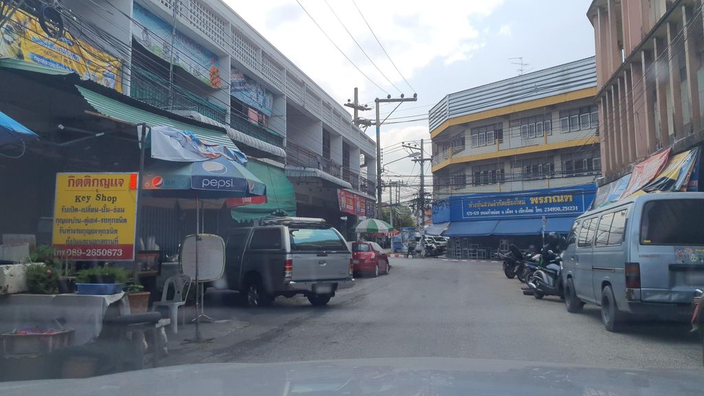 ภาพถนนตรงที่ Neighbours' Kitchen Chiang Mai ตั้งอยู่ ถ่ายโดย jrcarlsen พ.ศ. 2565 (2022) · A street-level view of where Neighbours' Kitchen Chiang Mai stands, by jrcarlsen in 2565 (2022)