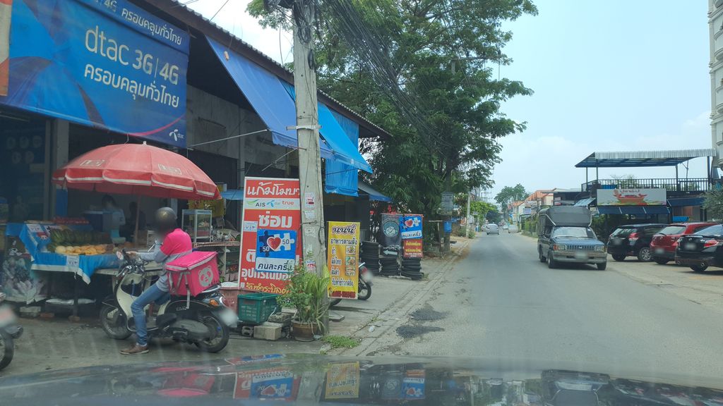 ภาพถนนตรงที่ Old boy barber ตั้งอยู่ ถ่ายโดย jrcarlsen พ.ศ. 2564 (2021) · A street-level view of where Old boy barber stands, by jrcarlsen in 2564 (2021)