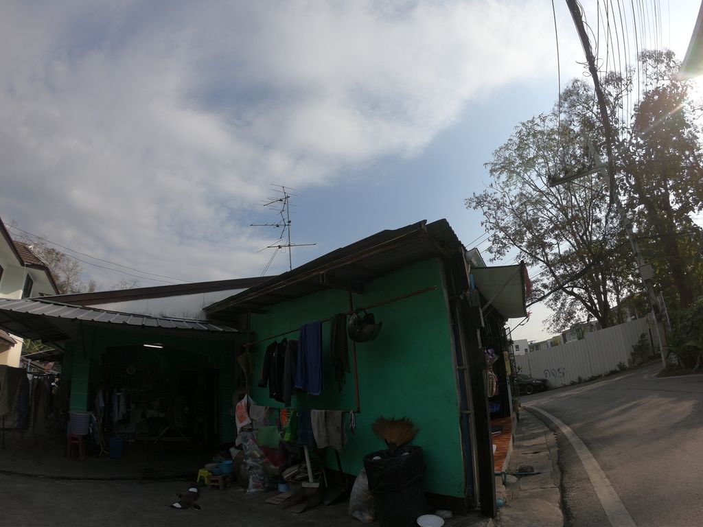 ภาพถนนตรงที่ Cofftus ตั้งอยู่ ถ่ายโดย chanuwath_grab พ.ศ. 2562 (2019) · A street-level view of where Cofftus stands, by chanuwath_grab in 2562 (2019)