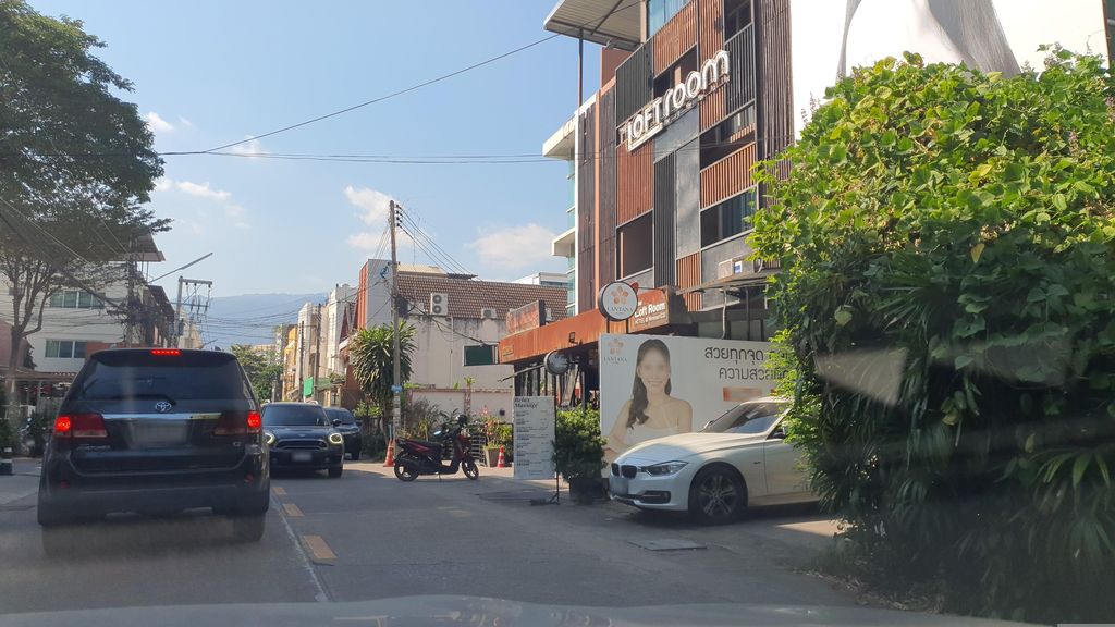 ภาพถนนตรงที่ Lulla Massage ตั้งอยู่ ถ่ายโดย jrcarlsen พ.ศ. 2566 (2023) · A street-level view of where Lulla Massage stands, by jrcarlsen in 2566 (2023)