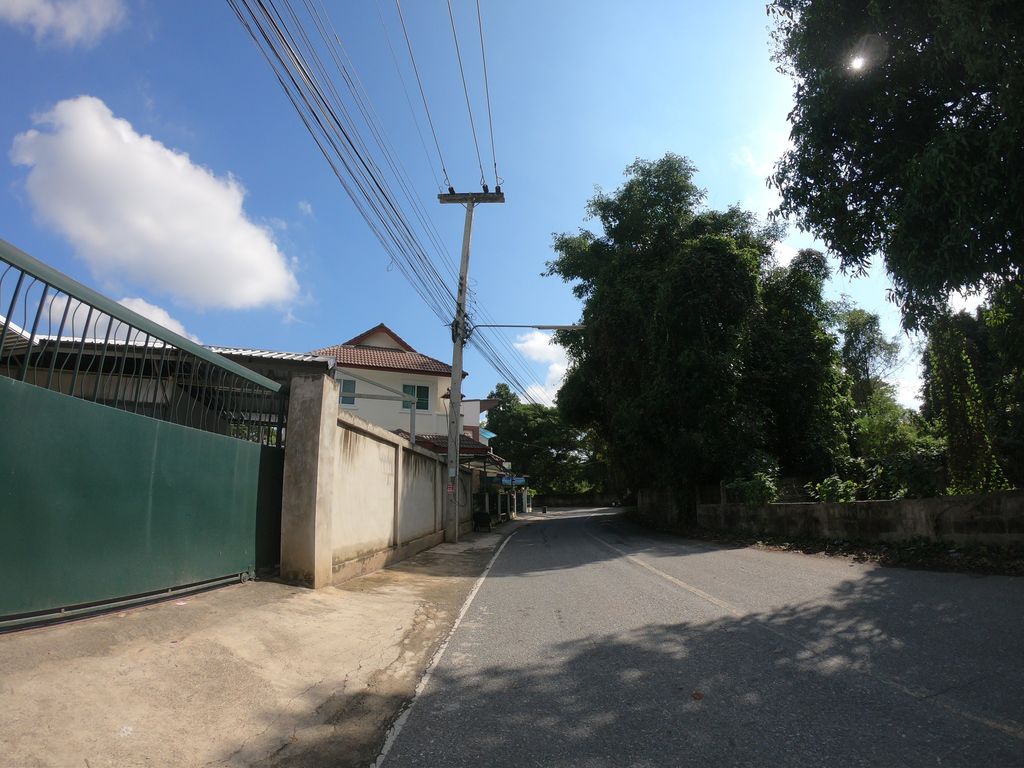ภาพถนนตรงที่ สมหวัง คันทรีวิล ตั้งอยู่ ถ่ายโดย chanuwath_grab พ.ศ. 2562 (2019) · A street-level view of where สมหวัง คันทรีวิล · Somwang Khansiwin stands, by chanuwath_grab in 2562 (2019)