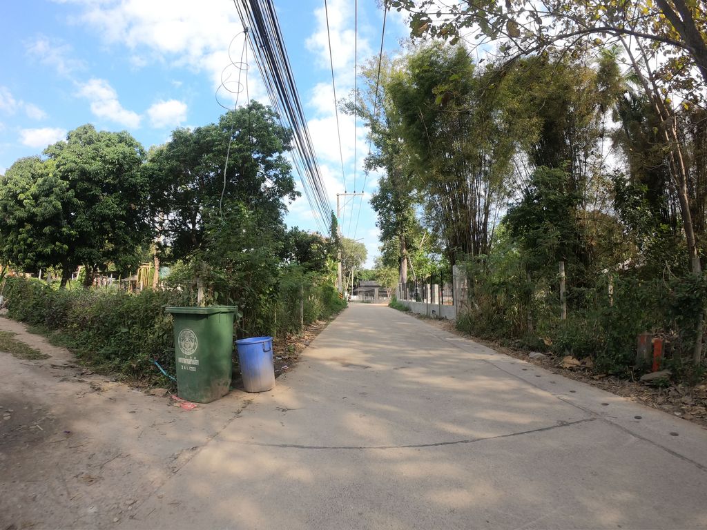 ภาพถนนตรงที่ Des Cheveux ตั้งอยู่ ถ่ายโดย chanuwath_grab พ.ศ. 2562 (2019) · A street-level view of where Des Cheveux stands, by chanuwath_grab in 2562 (2019)