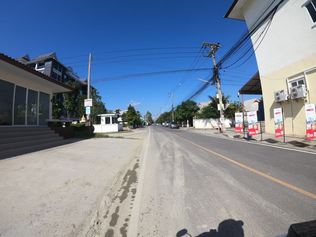 ภาพถนนตรงที่ The Explorer Coffee&co. ตั้งอยู่ ถ่ายโดย chanuwath_grab พ.ศ. 2562 (2019) · A street-level view of where The Explorer Coffee&co. stands, by chanuwath_grab in 2562 (2019)