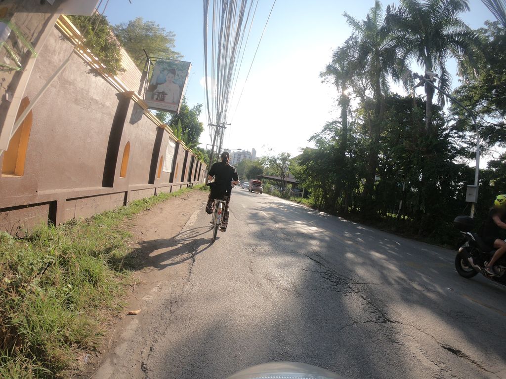 ภาพถนนตรงที่ Glin ตั้งอยู่ ถ่ายโดย chanuwath_grab พ.ศ. 2562 (2019) · A street-level view of where Glin stands, by chanuwath_grab in 2562 (2019)