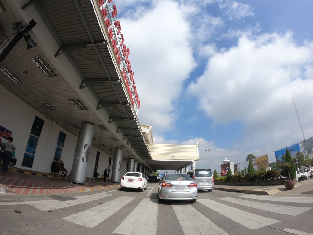 ภาพถนนตรงที่ Bookazine ตั้งอยู่ ถ่ายโดย chanuwath_grab พ.ศ. 2562 (2019) · A street-level view of where Bookazine stands, by chanuwath_grab in 2562 (2019)