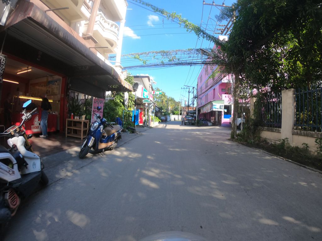ภาพถนนตรงที่ เจเจ ซักอบรีด JJ laundry Dellivery ตั้งอยู่ ถ่ายโดย chanuwath_grab พ.ศ. 2562 (2019) · A street-level view of where เจเจ ซักอบรีด JJ laundry Dellivery stands, by chanuwath_grab in 2562 (2019)