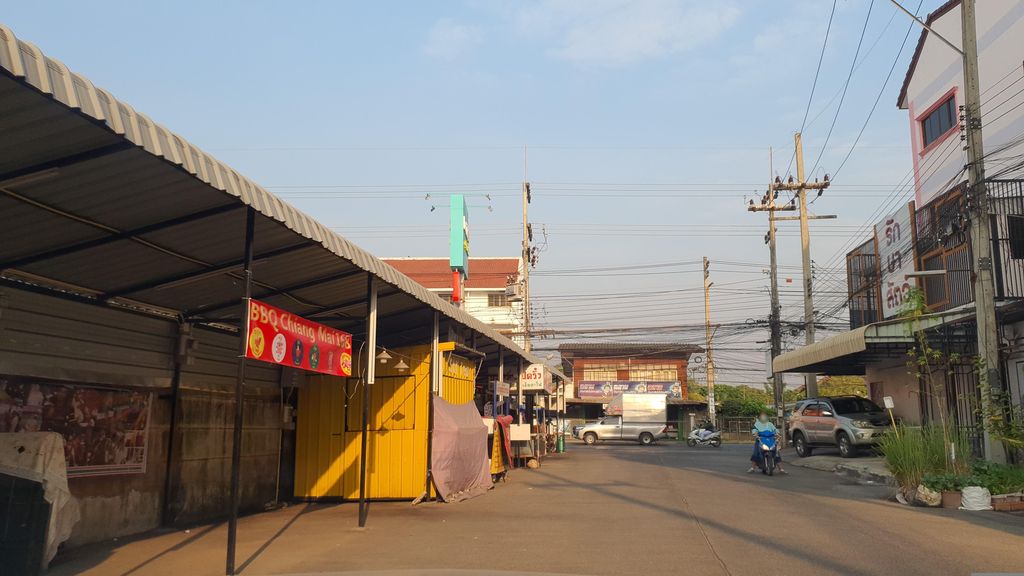 ภาพถนนตรงที่ ร้านลุงดำดำ ก๋วยจั๊บน้ำข้น ตั้งอยู่ ถ่ายโดย jrcarlsen พ.ศ. 2566 (2023) · A street-level view of where ร้านลุงดำดำ ก๋วยจั๊บน้ำข้น · Ran Lungdam Dam Kuaichap Nam Khon stands, by jrcarlsen in 2566 (2023)