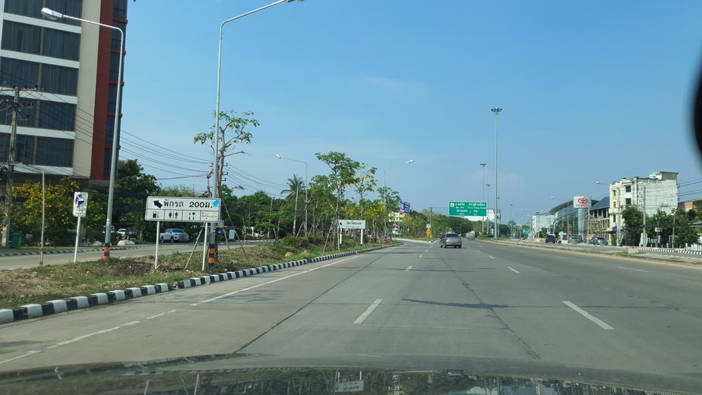 ภาพถนนตรงที่ เงินติดล้อสาขาเจ็ดยอด สี่แยกรินคำ ตั้งอยู่ ถ่ายโดย jrcarlsen พ.ศ. 2564 (2021) · A street-level view of where เงินติดล้อสาขาเจ็ดยอด สี่แยกรินคำ · Ngoen Tit Lo Sakha Chet Yot Siyaekrinkham stands, by jrcarlsen in 2564 (2021)