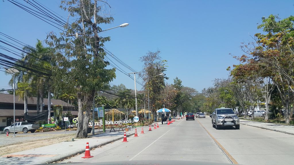 ภาพถนนตรงที่ สนามเทนนิส Mju ตั้งอยู่ ถ่ายโดย jrcarlsen พ.ศ. 2560 (2017) · A street-level view of where สนามเทนนิส Mju stands, by jrcarlsen in 2560 (2017)