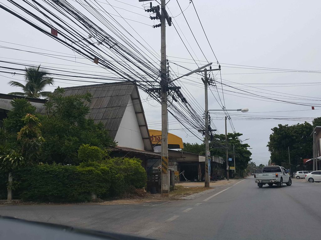 ภาพถนนตรงที่ สเต็กอีโต้ แอนด์ นมหมีปั่น ตั้งอยู่ ถ่ายโดย jrcarlsen พ.ศ. 2558 (2015) · A street-level view of where สเต็กอีโต้ แอนด์ นมหมีปั่น · Steak I To & Nommipan stands, by jrcarlsen in 2558 (2015)